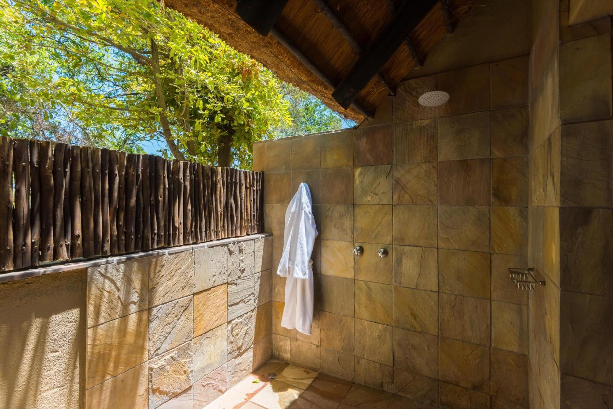 Inyati Game Lodge Охотничий заповедник Саби-Санд Экстерьер фото