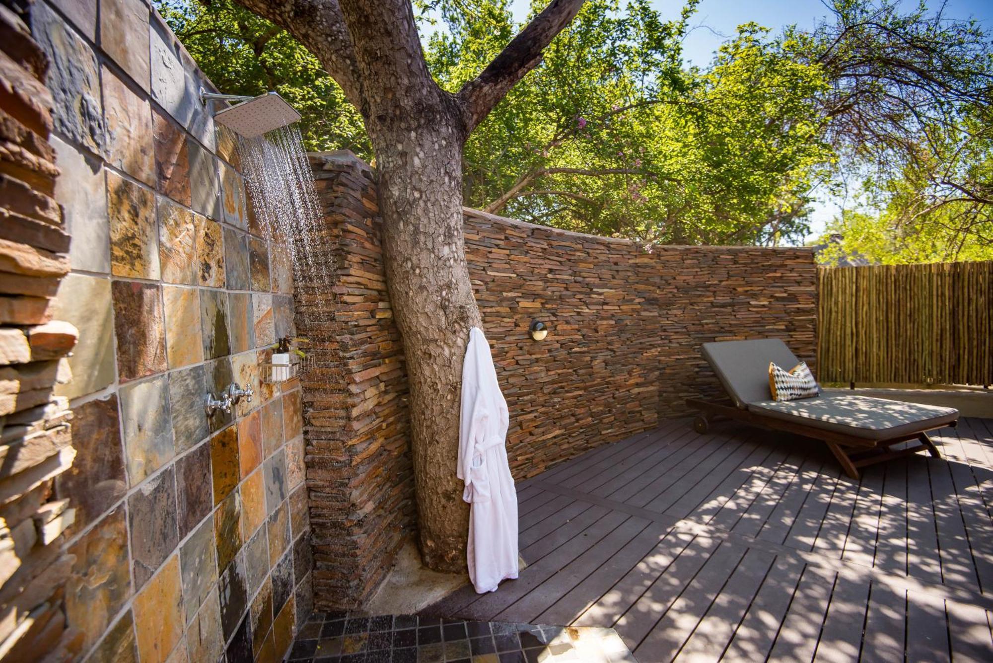 Inyati Game Lodge Охотничий заповедник Саби-Санд Экстерьер фото